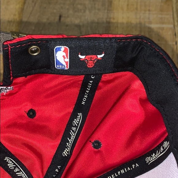NWT Mitchell & Ness Chicago Bulls Adjustable Hat - Picture 5 of 8